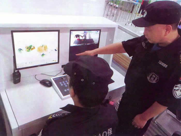 值機(jī)員查看安檢儀屏幕