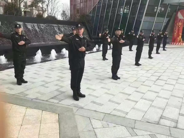 保安列隊(duì)風(fēng)采